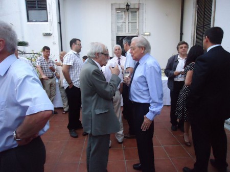 El profesor Ferrer Benimeli y el ex ministro principal de la Roca, Jose Bossano, conversan tras la conferencia.