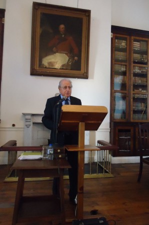 José Antonio Ferrer Benimeli, en la Garrison Library de Gibraltar.