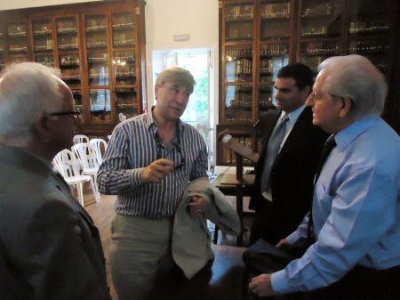 El ministro de Cultura de Gibraltar, departiendo con Ferrer, Delgado y Sheriff.