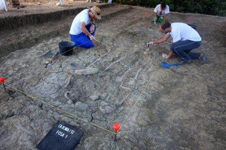Excavaciones arqueológicas en una fosa común en el Marrufo (Foto: Adrià Riudavets Ramos).