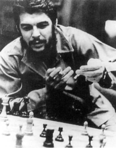 Che Guevara, en una partida de ajedrez.