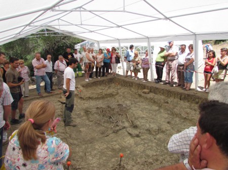 El arqueólogo Jesús Román Román explica los pormenores de la excavación de una fosa común a familiares de fusilados en el Marrufo.