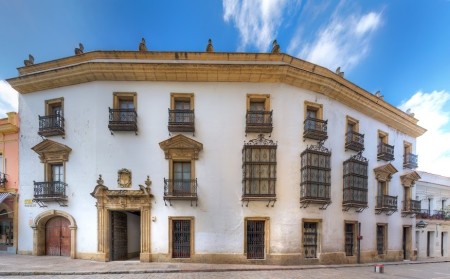 Fachada del palacio.