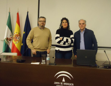 Fernando Jiménez, del Centro Andaluz de las Letras, la escritora y periodista Eva Díaz Pérez y el historiador Fernando Sígler Silvera.