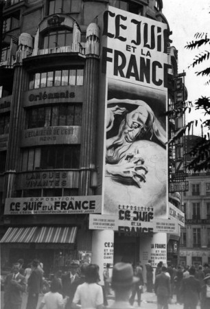 “Paris, Propaganda gegen Juden” by Das Bundesarchiv on Wikimedia Commons (CC BY-SA 3.0)