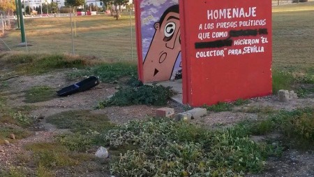 Pintada en un monumento de memoria histórica de Sevilla.