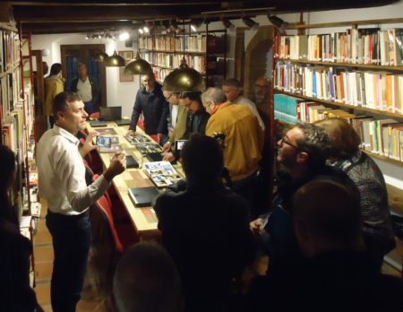 Fran Gómez, secretario del Foro por la Memoria, se dirige a los asistentes en la biblioteca de la Casa de la Memoria.