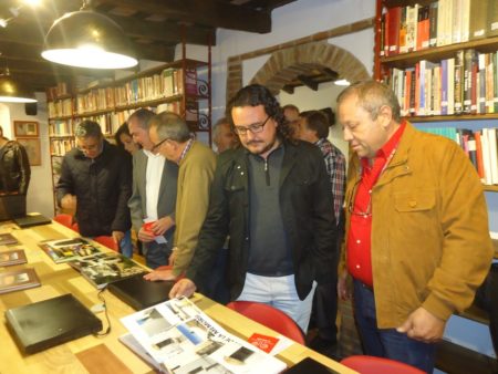 El alcalde de Medina Sidonia, Fernando Macías, y el vicepresidente del Foro por la Memoria del Campo de Gibraltar, Andrés del Río.