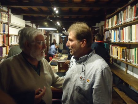 El historiador José Luis Gutiérrez Molina y el presidente de la Asociación de Familiares de Represaliados por el Franquismo de la Sauceda y el Marrufo, Andrés Rebolledo, en la biblioteca.