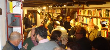 Público en la biblioteca de la Casa de la Memoria, entre el que se encuentra el alcalde de Jimena, Pascual Collado.