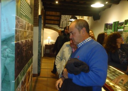 Uno de los miembros de la asociación de familiares, en la sala de exposiciones.