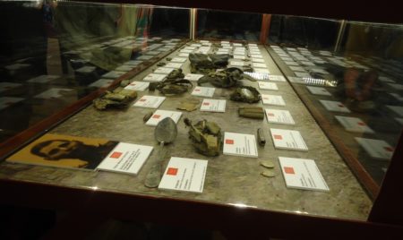 Expositor con elementos personales de las víctimas exhumadas en el Marrufo.