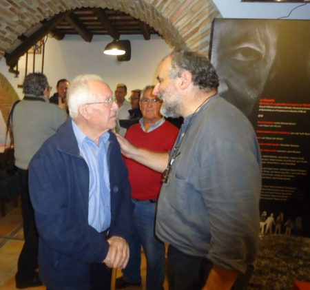 Juan González, hermano e hijo de víctimas del Marrufo, con Juan León Moriche, secretario del Foro por la Memoria del Campo de Gibraltar.