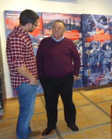 El arqueologo Jesús Román, director de las exhumaciones del Marrufo, con Benito Trujillano, investigador de la memoria histórica de Casares.