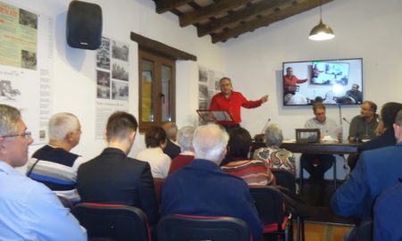 Andrés del Río, vicepresidente del Foro por la Memoria del Campo de Gibraltar, durante su discurso.