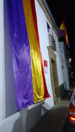 Fachada de la Casa de la Memoria, con una gran bandera republicana desplegada al inicio del acto de inauguración a los acordes del Himno de Riego.