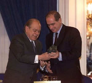 Pujol entrega a Fernández Díaz un premio en 1999.