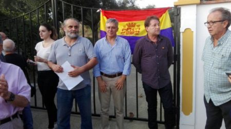El alcalde de Castellar, Juan Casanova, entre el director del documental, Juan León Moriche, y el presidente del Foro por la Memoria, Andrés Reboledo.