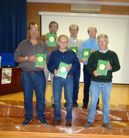 Miembros de la Sociedad Gaditana de Historia Natural, con el libro presentado.