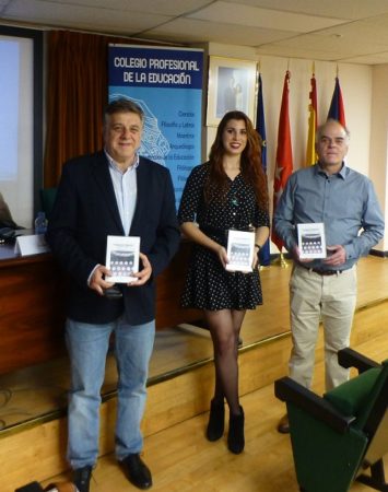 Los intervinientes, con la revista presentada.