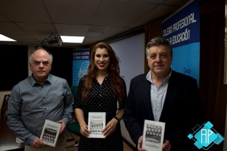 Los intervinientes, con la revista presentada (Foto: Aznalmara Producciones).