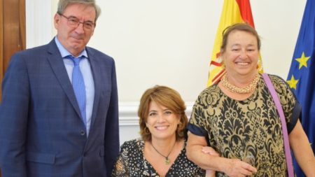 La ministra de Justicia, Dolores Delgado, entre el director general de Memoria Histórica y Cristina Calandre.