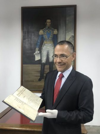 El ministro de Cultura de Venezuela, Ernesto Villegas, con el documento.