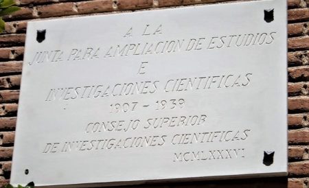 Placa dedicada a la JAE.