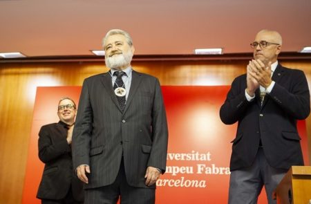 Gonzalo Pontón recibe la distinción de la Universitat Pompeu Fabra.