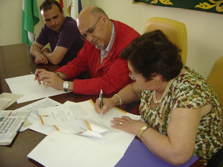 María Barrera y el alcalde de Olvera firman el protocolo de donación.