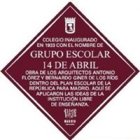 Placa del grupo escolar.