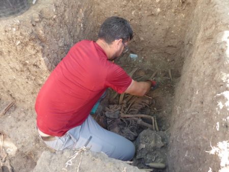 El arqueólogo Jesús Román, en un sondeo en una fosa común en Jimena de la Frontera (Cádiz).