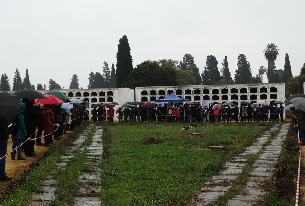 Familiares de represaliados, en la fosa de Pico Reja, el día de inicio de la exhumación, el 18 de enero de 2020 (Foto: Fernando Sígler)