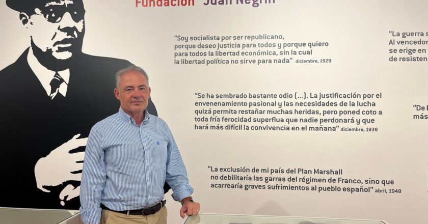 El catedrático de la Universidad de Castilla-La Mancha Francisco Alia Miranda investiga en el Archivo Negrín sobre las Brigadas Internacionales