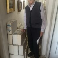El historiador Eduardo Enríquez del Árbol, en su despacho de Granada, con las cajas seleccionadas de su archivo personal para su traslado a la Fundación Federico Joly de Cádiz