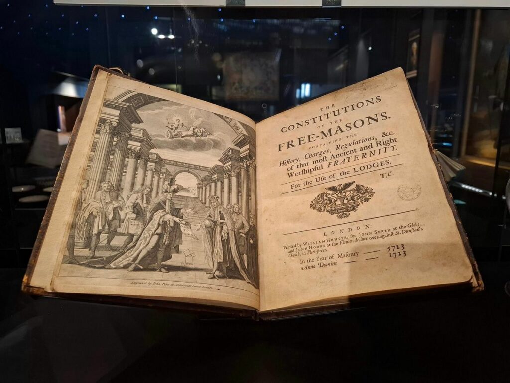 Joya bibliográfica en el Museo del Grand Oriente de Francia.