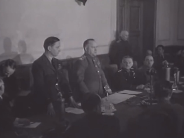 Ceremonia presidida por el mariscal soviético Zhúkov, en la rendición de la Alemania nazi.