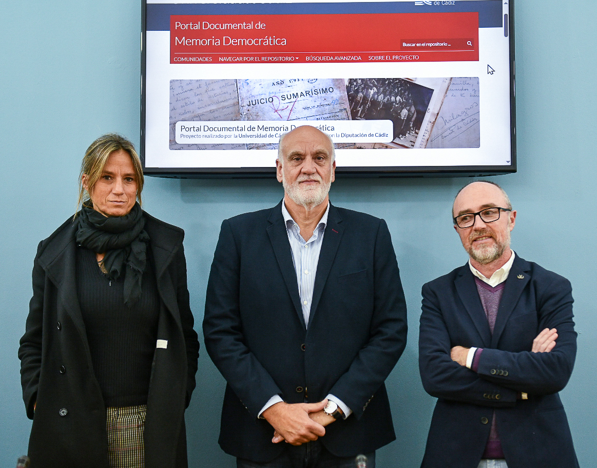 El diputado provincial de Memoria Democrática, Javier Vidal, con el vicerrector de la UCA, Gonzalo Sanchez, y a directora del Área de Transición Ecológica y Desarrollo a la Ciudadanía, Maite Fernández-Mota.