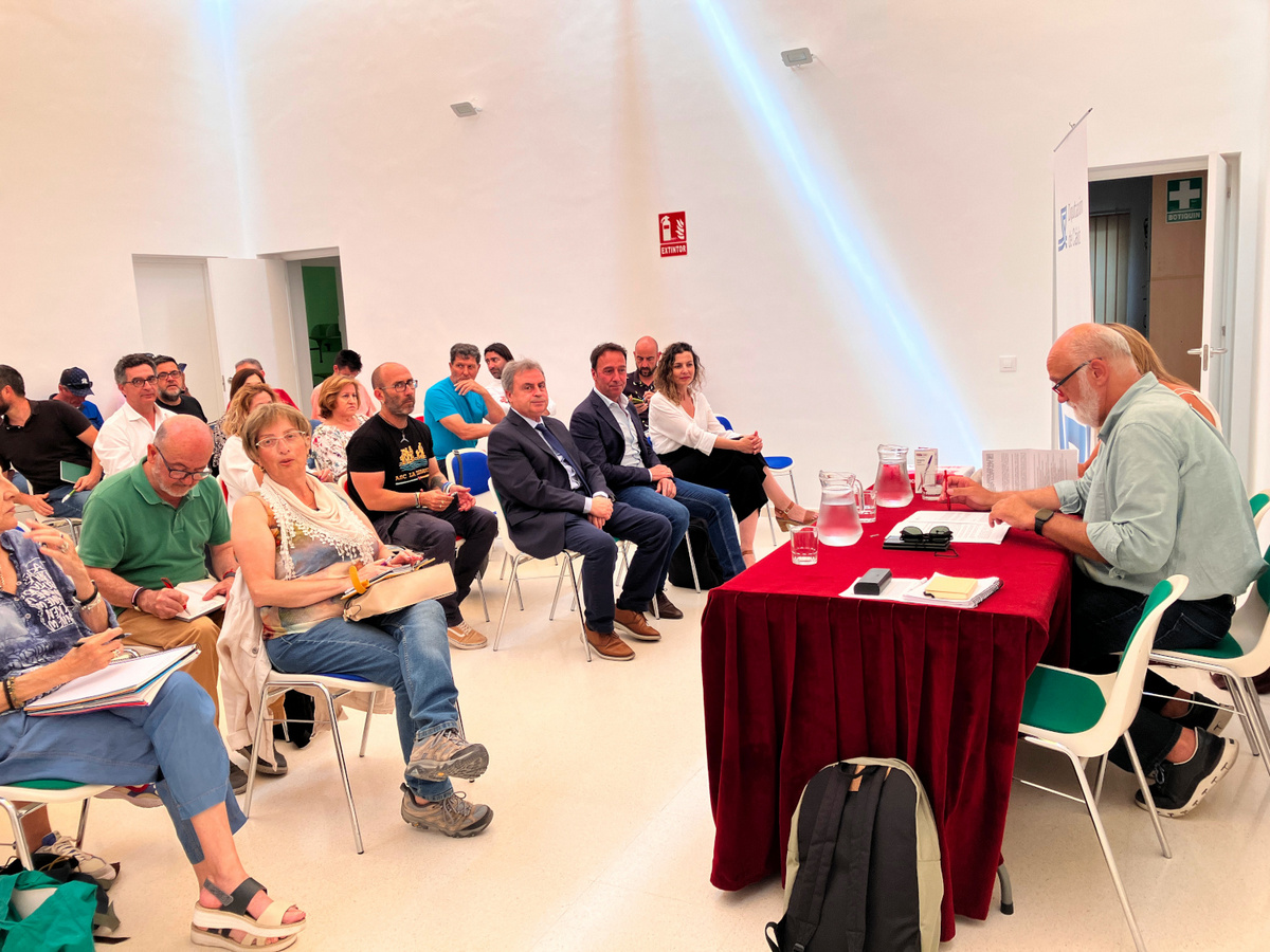 Reunión del diputado provincial de Memoria Histórica y Democrática, Javier Vidal, con representantes de entidades memorialistas de la provincia de Cádiz.